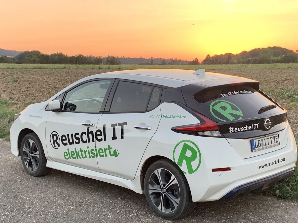 Elektroauto von Reuschel IT im Abendlicht