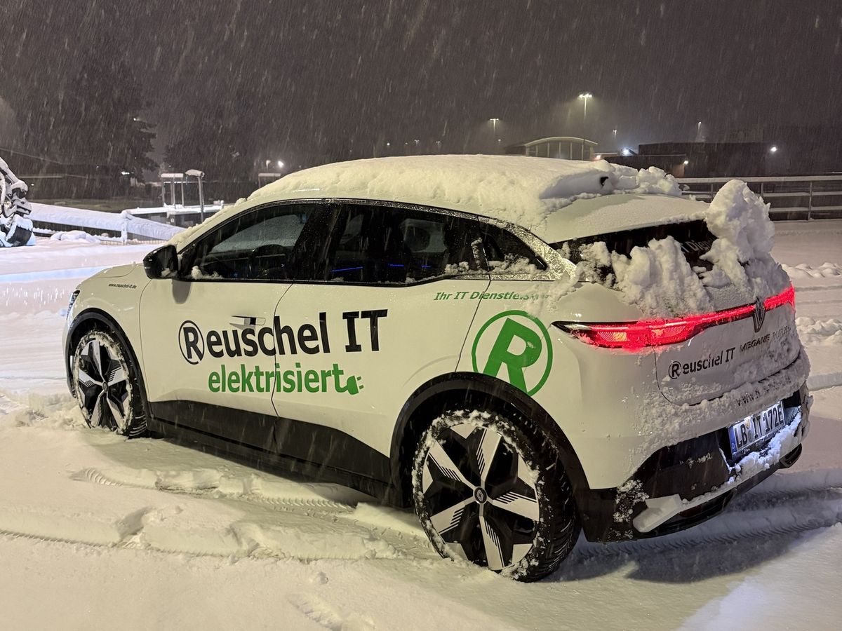 Das Firmenfahrzeug von Reuschel IT im Schnee